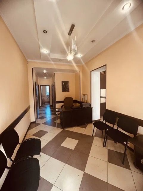 The property is located on Staroportofrankivska Street.