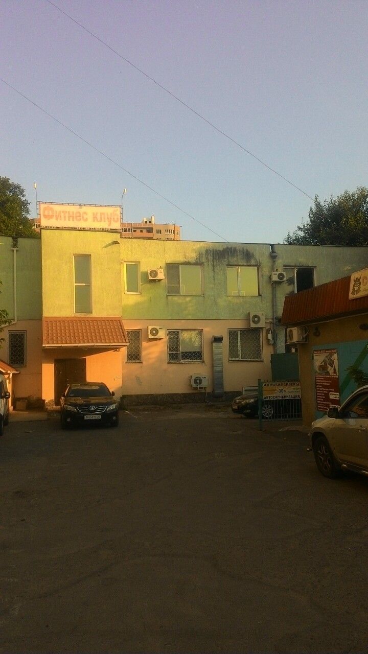 Комерція на Левiтана вул.