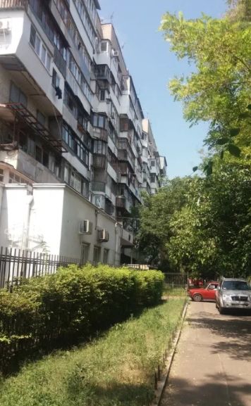 The apartment is located on Bolshaya Arnautskaya Street.
