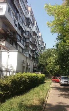 The apartment is located on Bolshaya Arnautskaya Street.