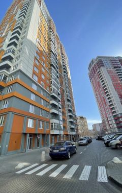 A one-bedroom apartment is for sale in the Four Seasons residential complex on Gagarin Avenue at the corner of Botanichny Lane.