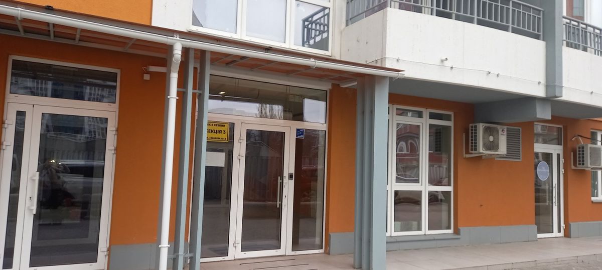 A one-bedroom apartment is for sale in the Four Seasons residential complex on Gagarin Avenue at the corner of Botanichny Lane.