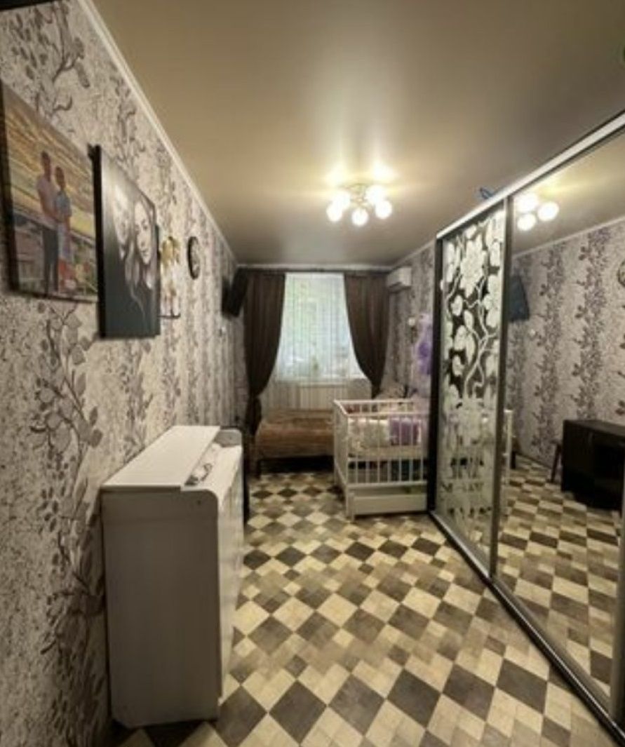 A room in a communal apartment on Hradonochnytska Street.