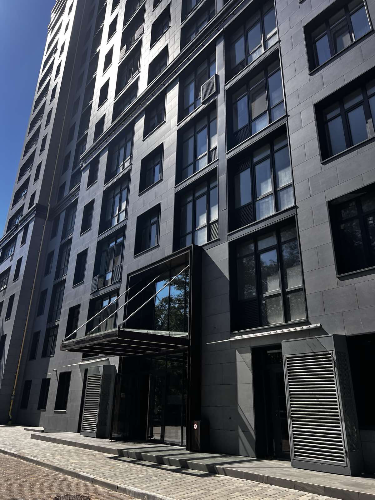 A 3-bedroom apartment in the Olimpiysky residential complex.