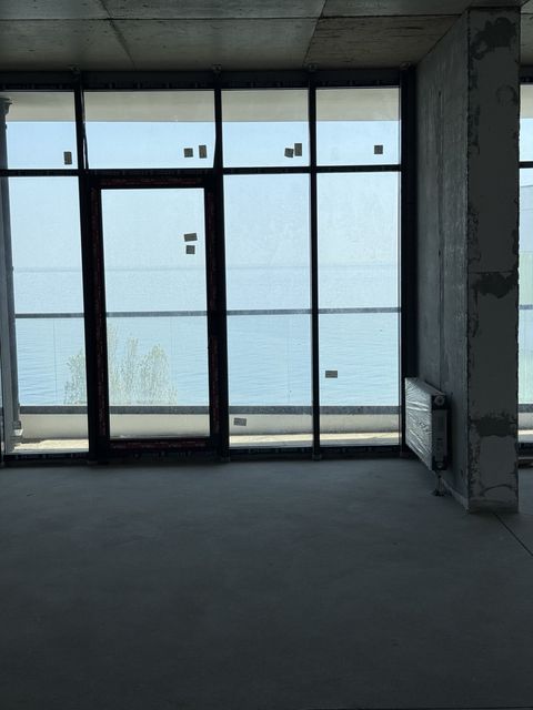 The apartment is located on Fontanska Road.