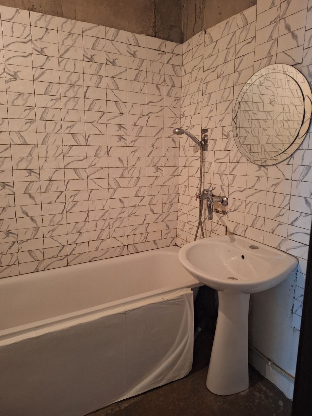 OSTROVA: Spacious two-bedroom apartment (candle-shaped)