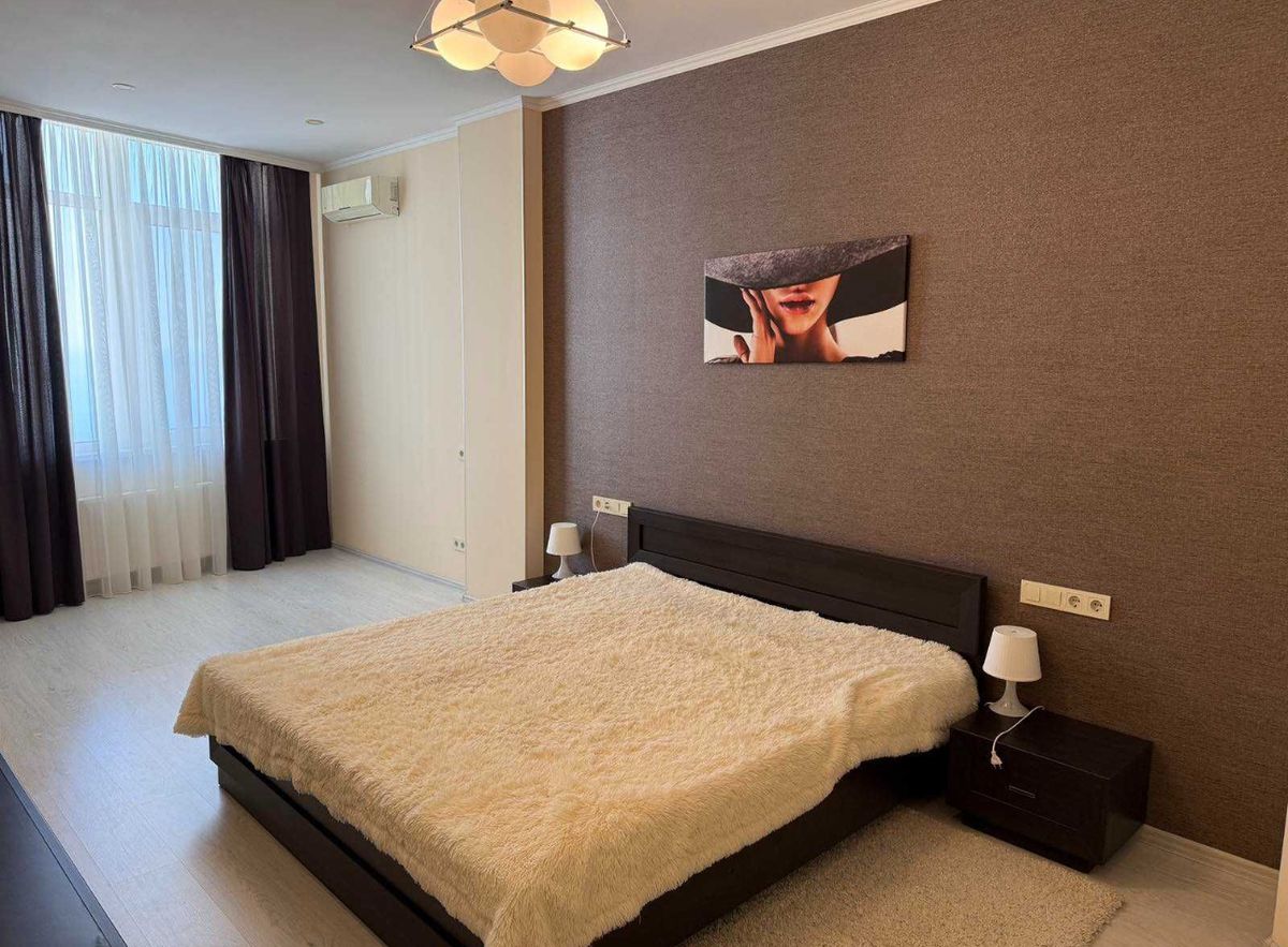 The apartment is located on Frantsuzsky Boulevard.