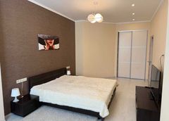The apartment is located on Frantsuzsky Boulevard.