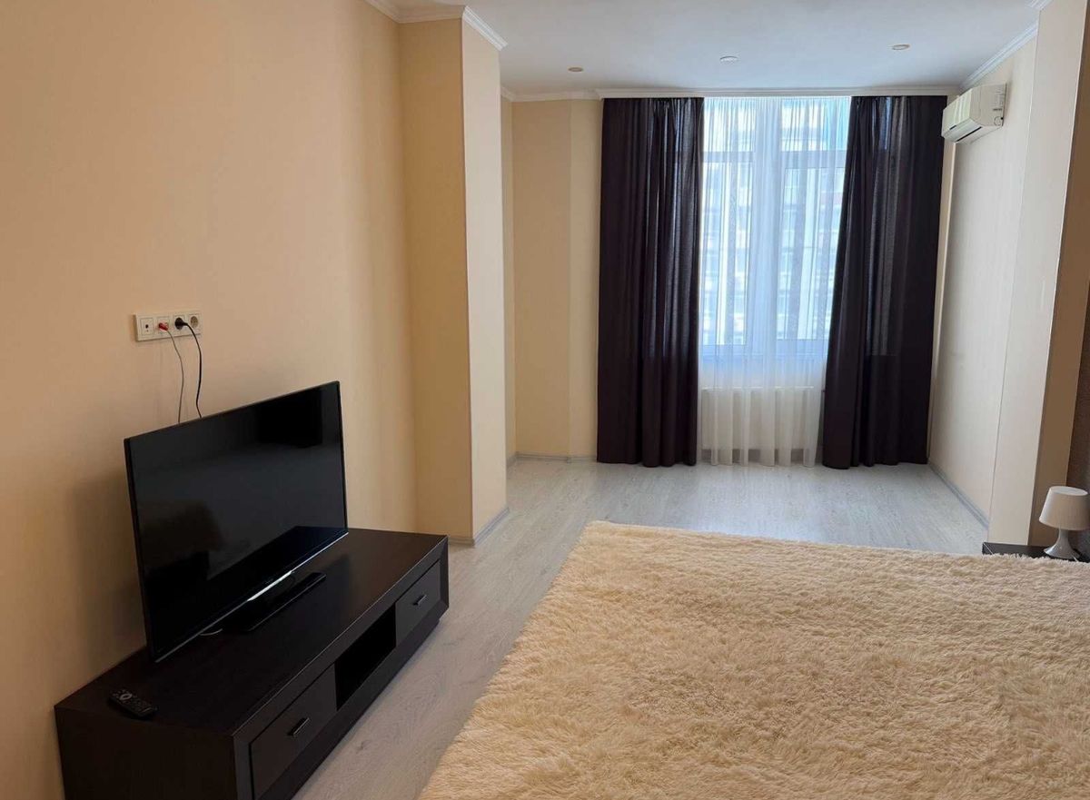 The apartment is located on Frantsuzsky Boulevard.