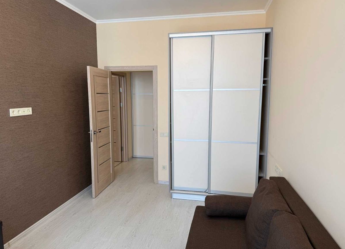 The apartment is located on Frantsuzsky Boulevard.