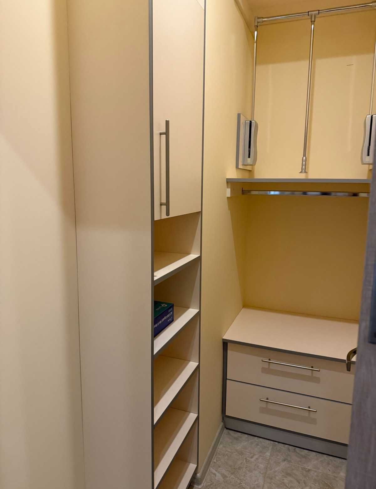 The apartment is located on Frantsuzsky Boulevard.