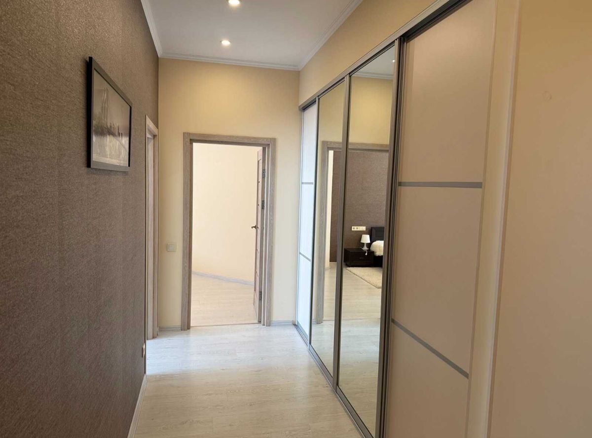 The apartment is located on Frantsuzsky Boulevard.
