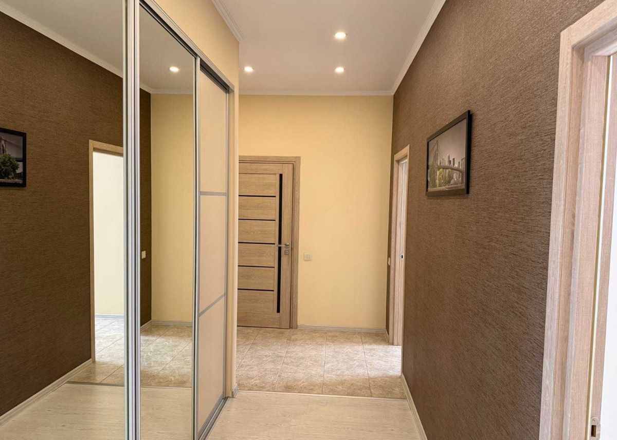 The apartment is located on Frantsuzsky Boulevard.