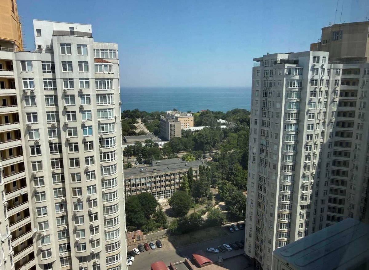 The apartment is located on Frantsuzsky Boulevard.