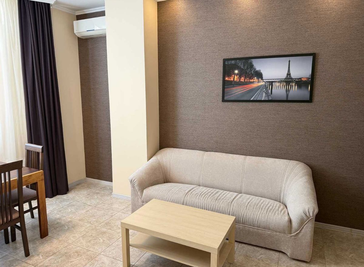 The apartment is located on Frantsuzsky Boulevard.