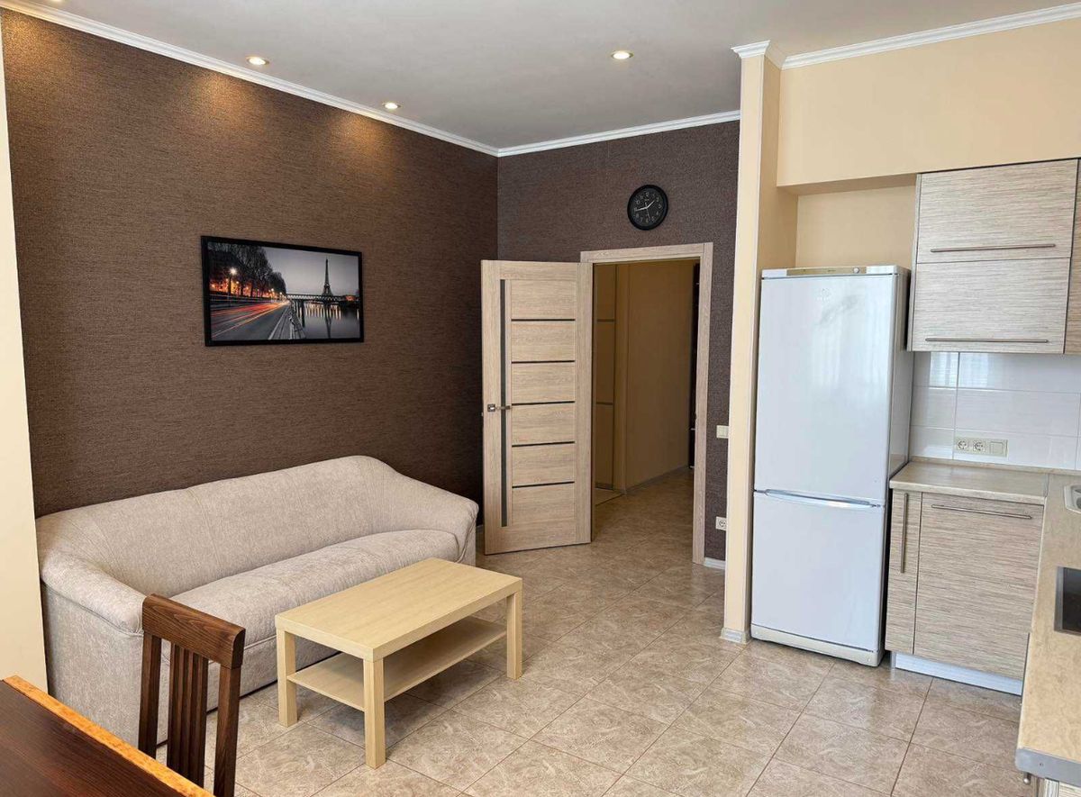 The apartment is located on Frantsuzsky Boulevard.