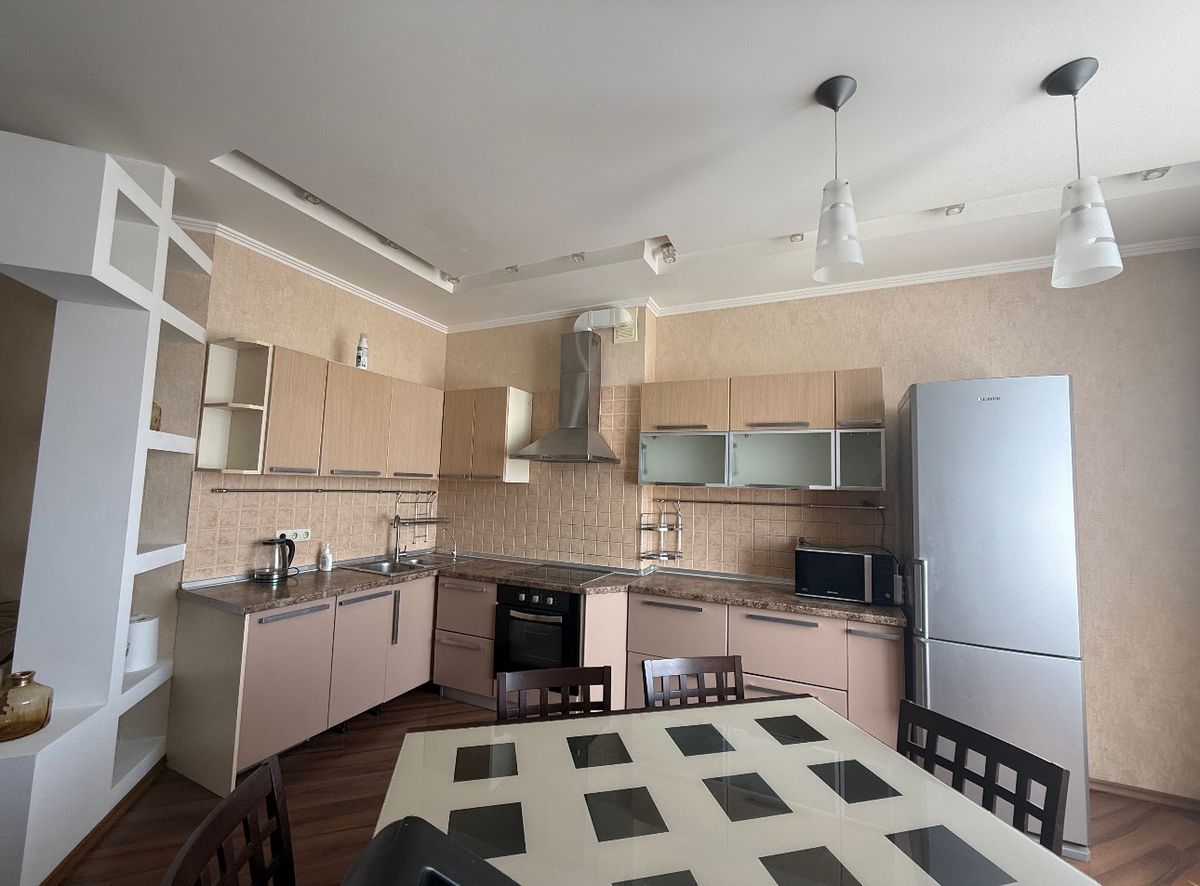 Apartment on Serednofontanska Street.