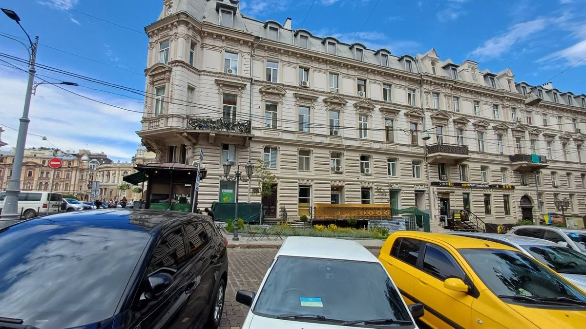 Apartment on Deribasovskaya St.