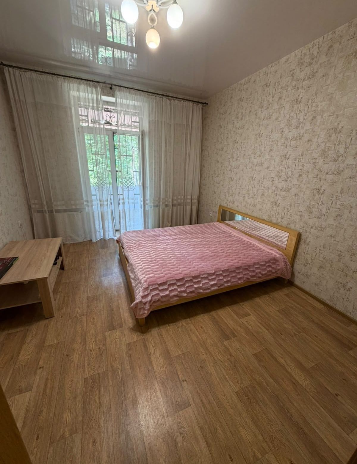 Apartment on Serednofontanska Street.