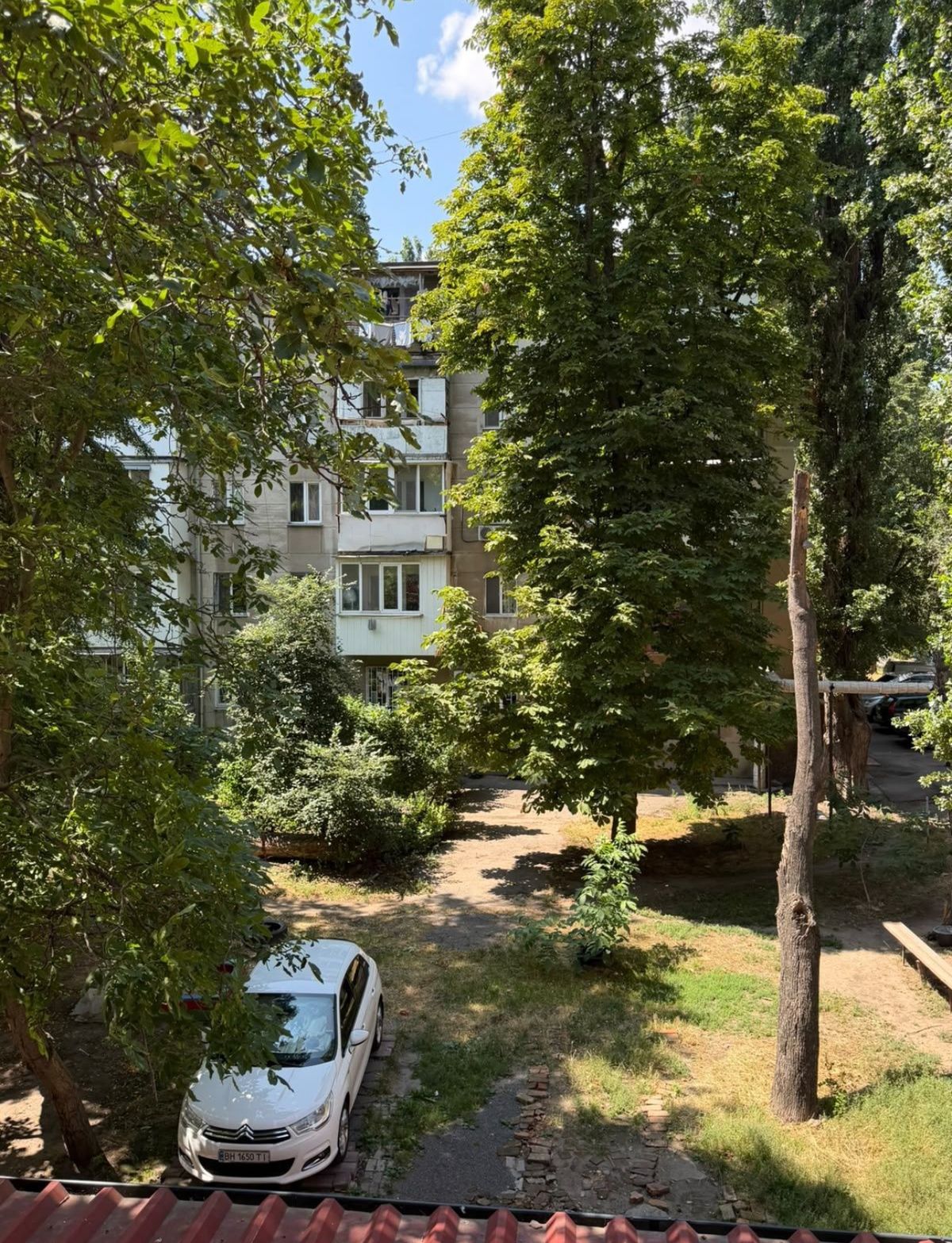 Apartment on Serednofontanska Street.