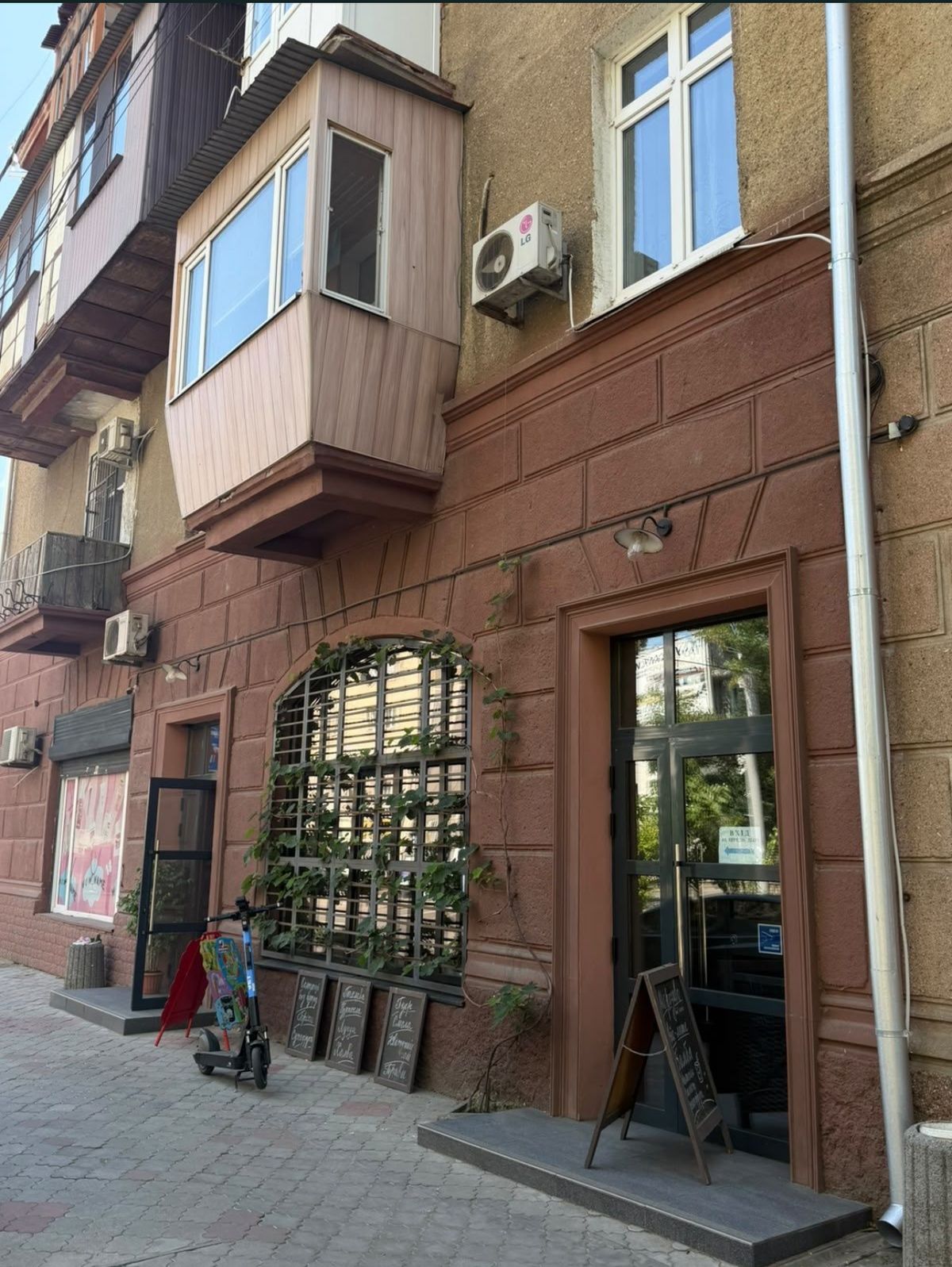 Apartment on Serednofontanska Street.