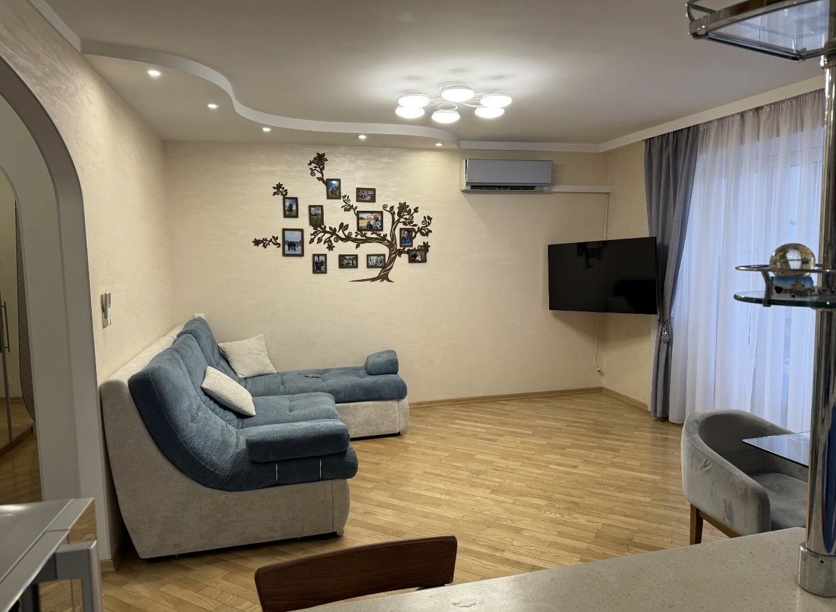 Apartment on Akademichna Street