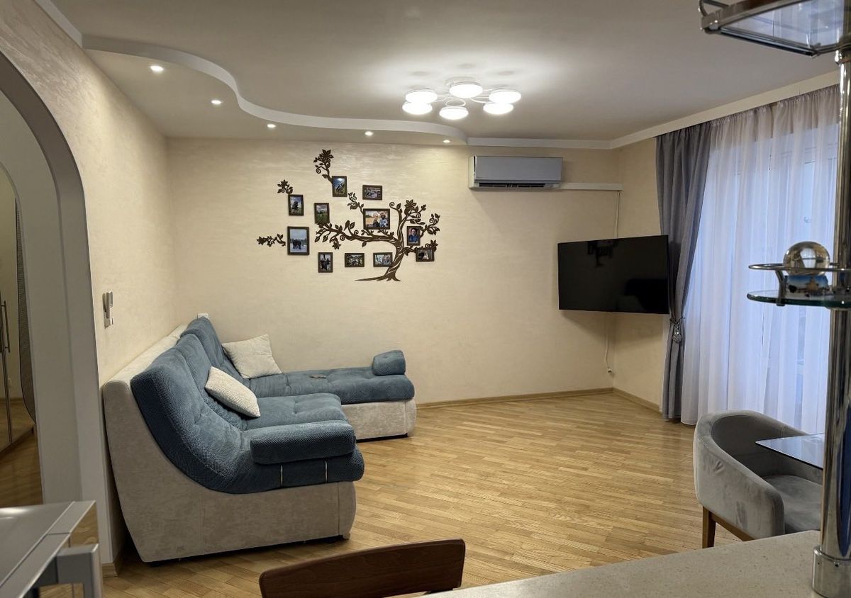 Apartment on Akademichna Street