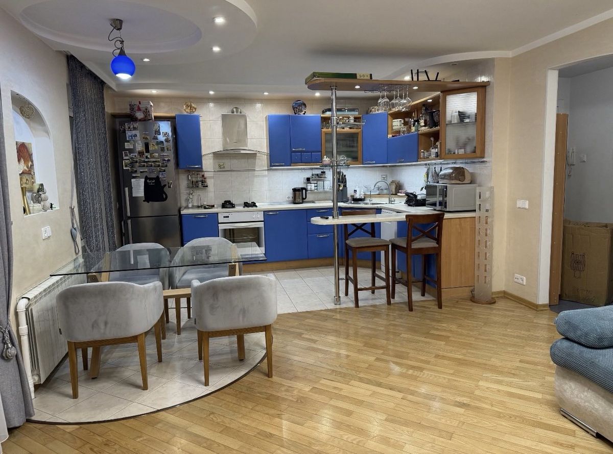 Apartment on Akademichna Street