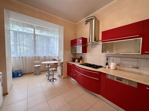 Apartment on Dovzhenko Street