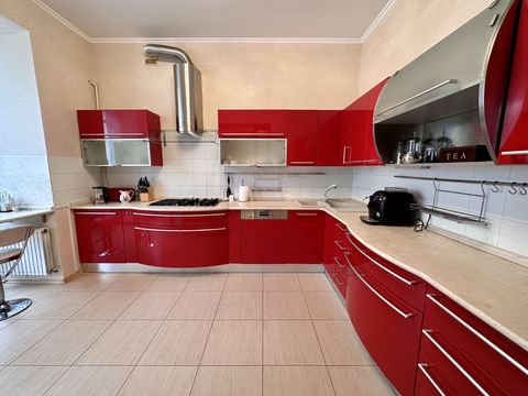 Apartment on Dovzhenko Street