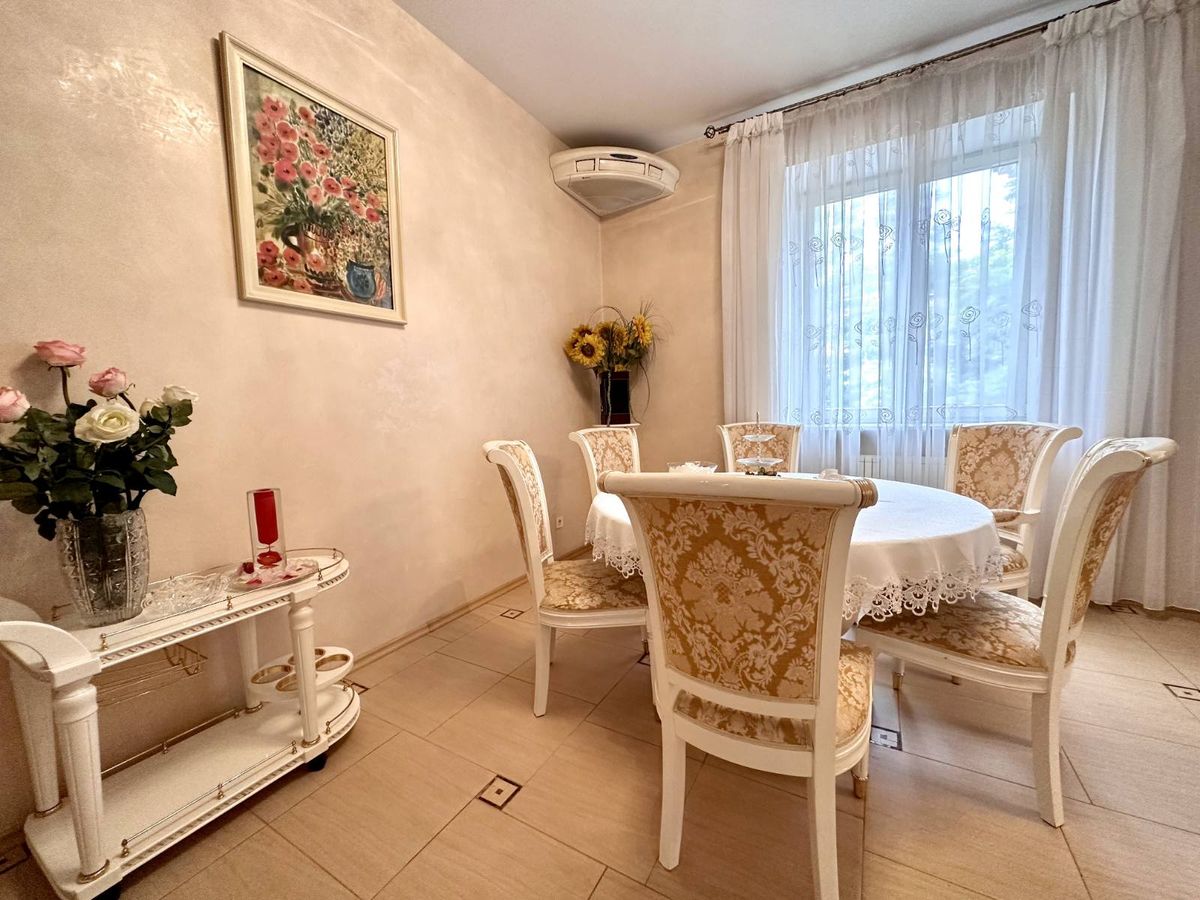 Apartment on Dovzhenko Street