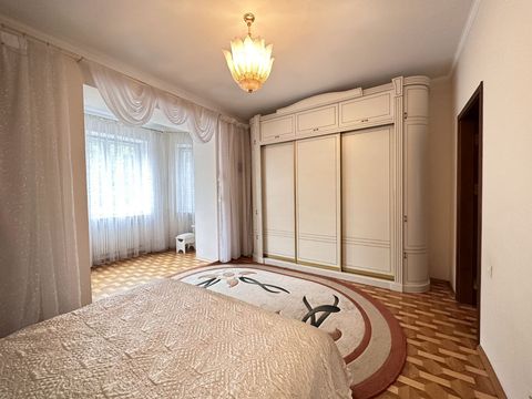 Apartment on Dovzhenko Street