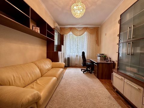Apartment on Dovzhenko Street
