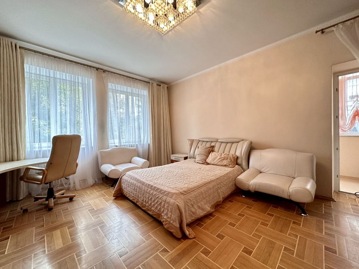 Apartment on Dovzhenko Street