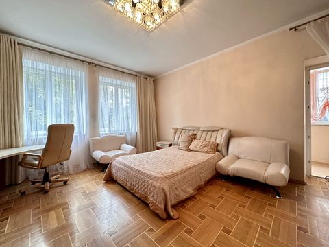 Apartment on Dovzhenko Street