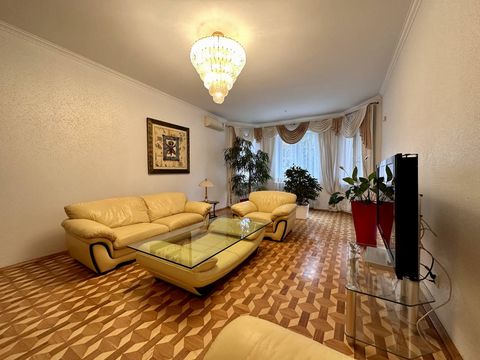 Apartment on Dovzhenko Street