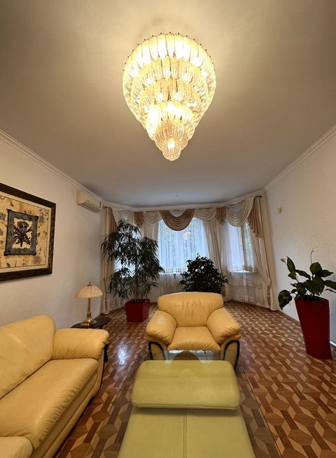 Apartment on Dovzhenko Street