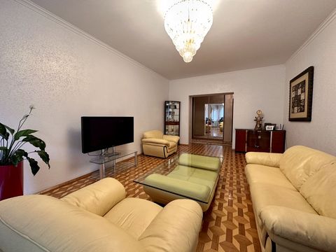 Apartment on Dovzhenko Street