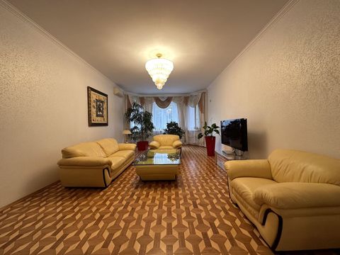 Apartment on Dovzhenko Street