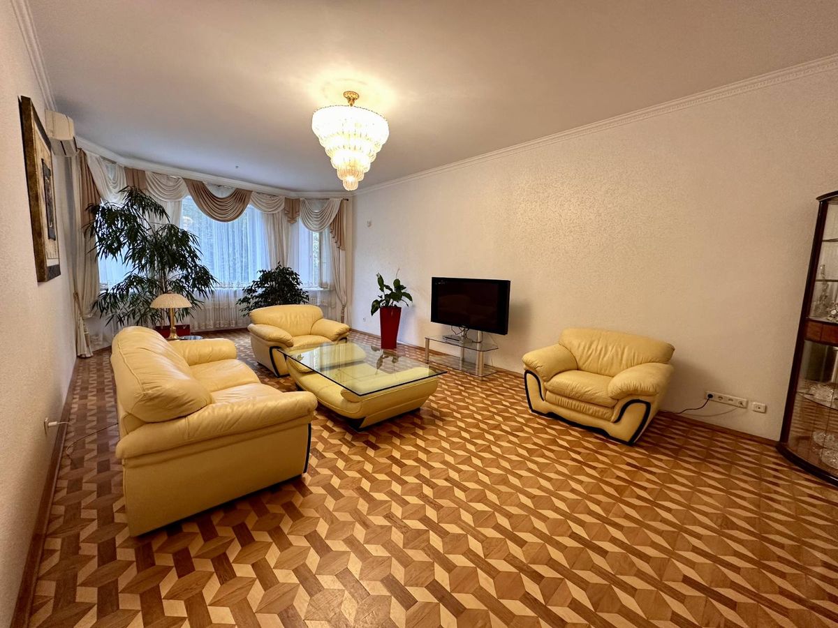 Apartment on Dovzhenko Street