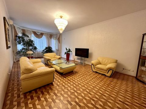 Apartment on Dovzhenko Street