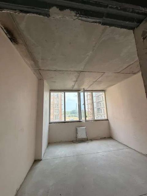 The apartment is located on Shkilna Street.