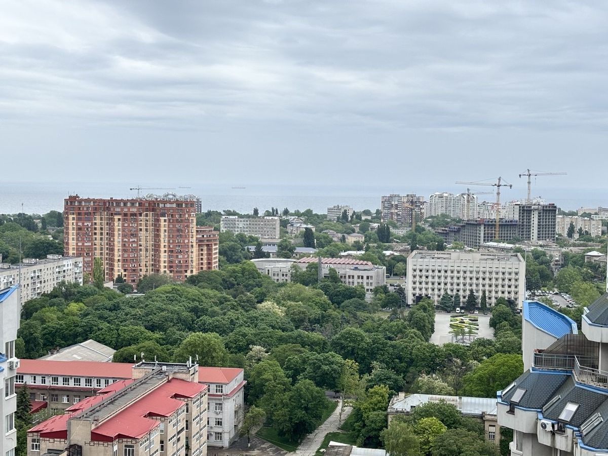 Apartment on Serednofontanska Street.