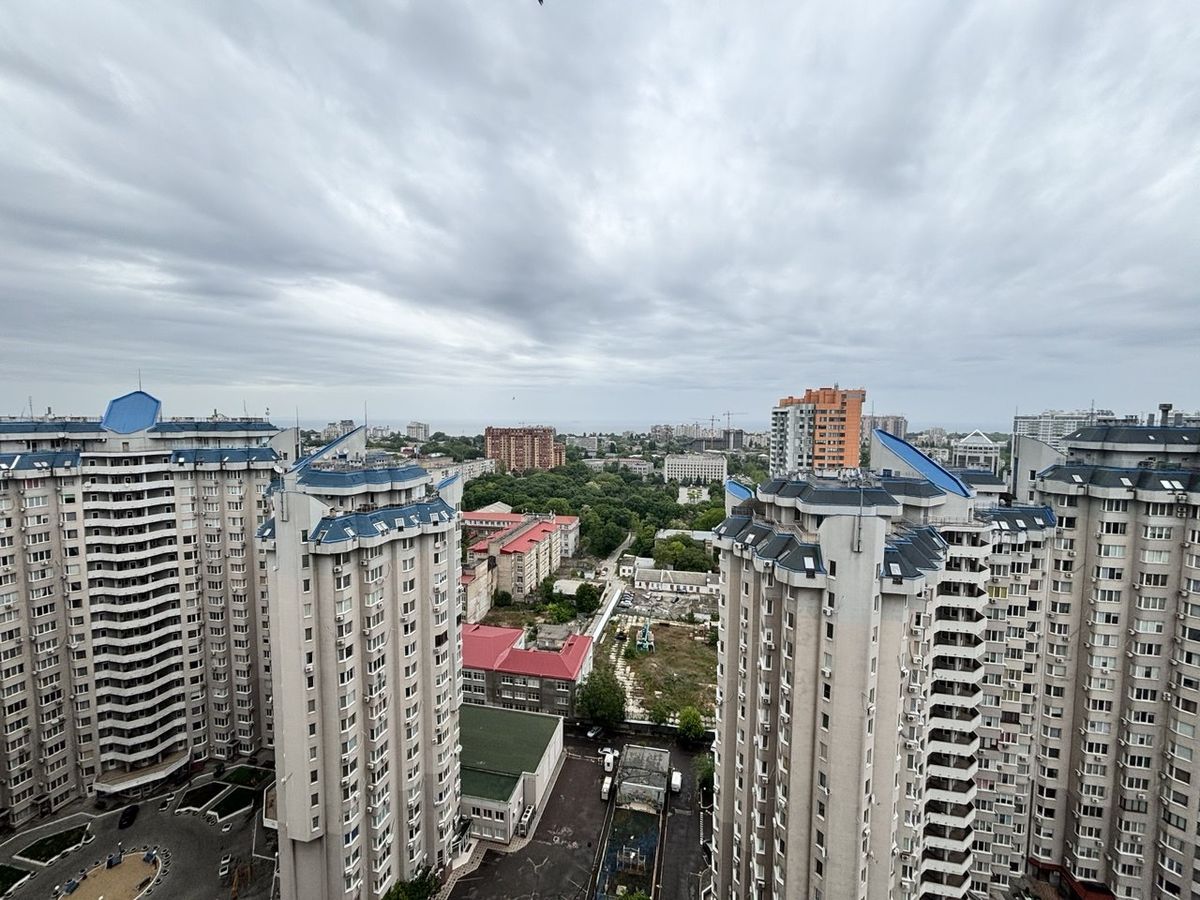 Apartment on Serednofontanska Street.