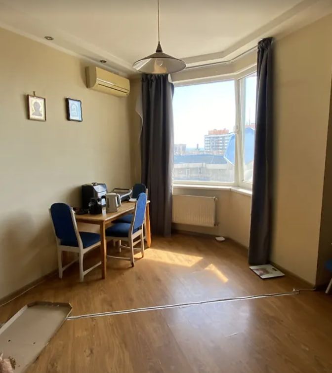 Apartment on Serednofontanska Street.