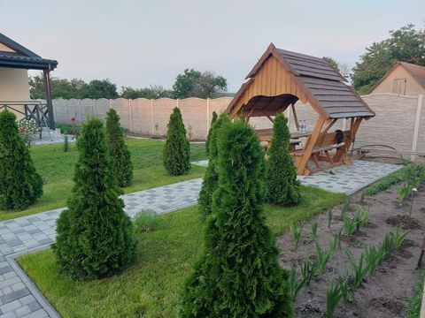 Продаж будинку на Новоселiв вул.