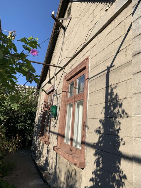 The house is located at 2 Vynogradna St.