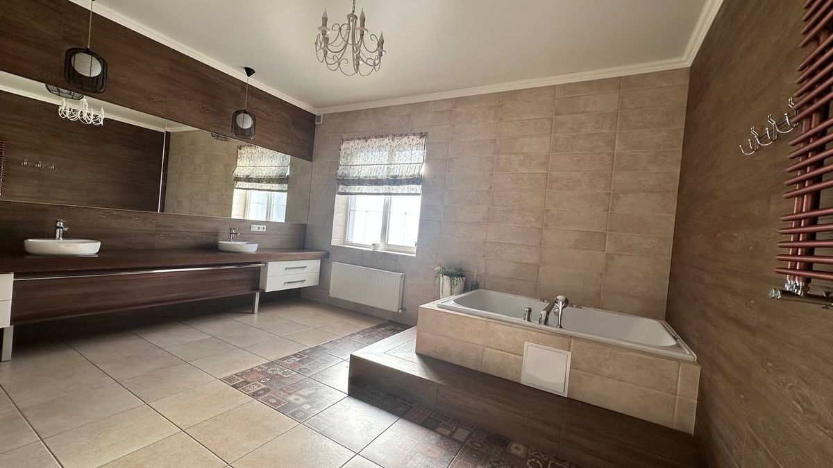 A spacious house is for sale at Sovinion 3