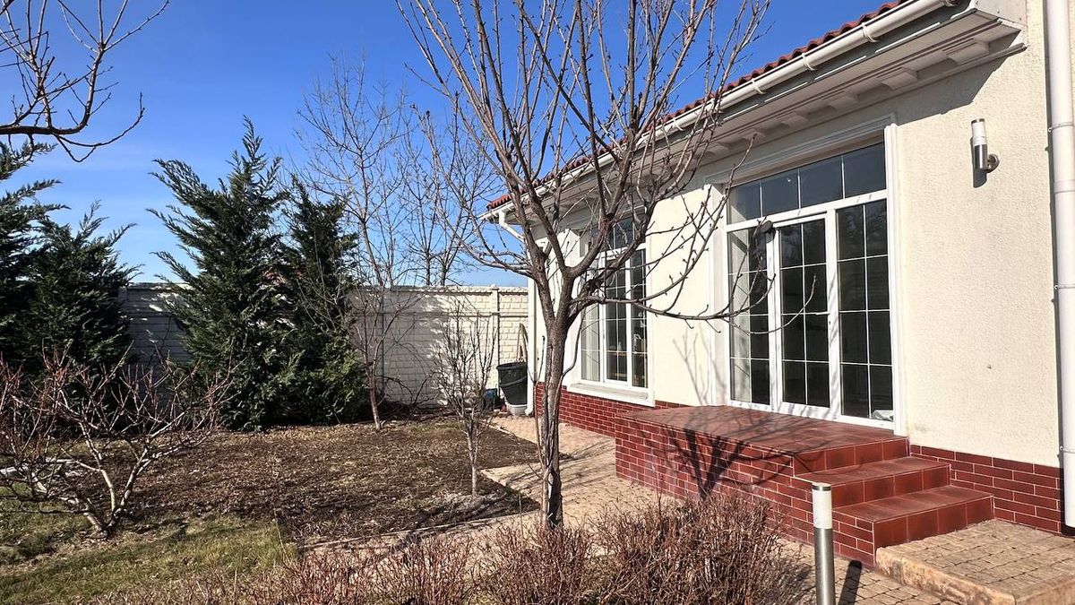 A spacious house is for sale at Sovinion 3