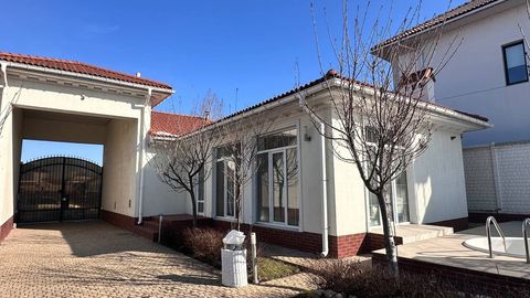 У продажу просторий будинок в Совинйон 3